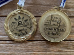 30 Die Medaille, Manuela